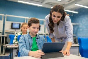 Como a tecnologia em sala de aula pode ajudar as escolas bilíngues