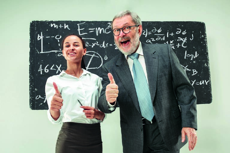 Professor e aluna em sala de aula. 