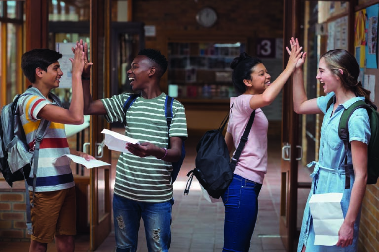 Imagem - crianças se cumprimentando na escola. Como acolher novos alunos em uma escola bilíngue?