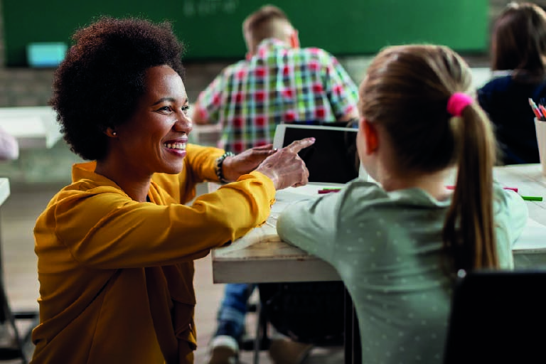 Imagem - crianças em sala de aula. Como acolher novos alunos em uma escola bilíngue 